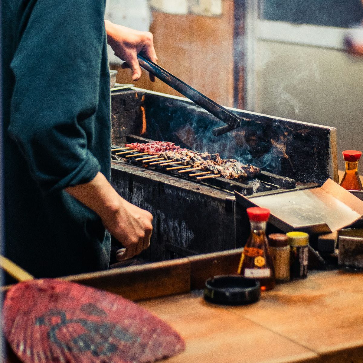 Rondreis Japan, Osaka, Excursie Osaka Food Tour, Chefkok Aan Het Grillen In Open Keuken