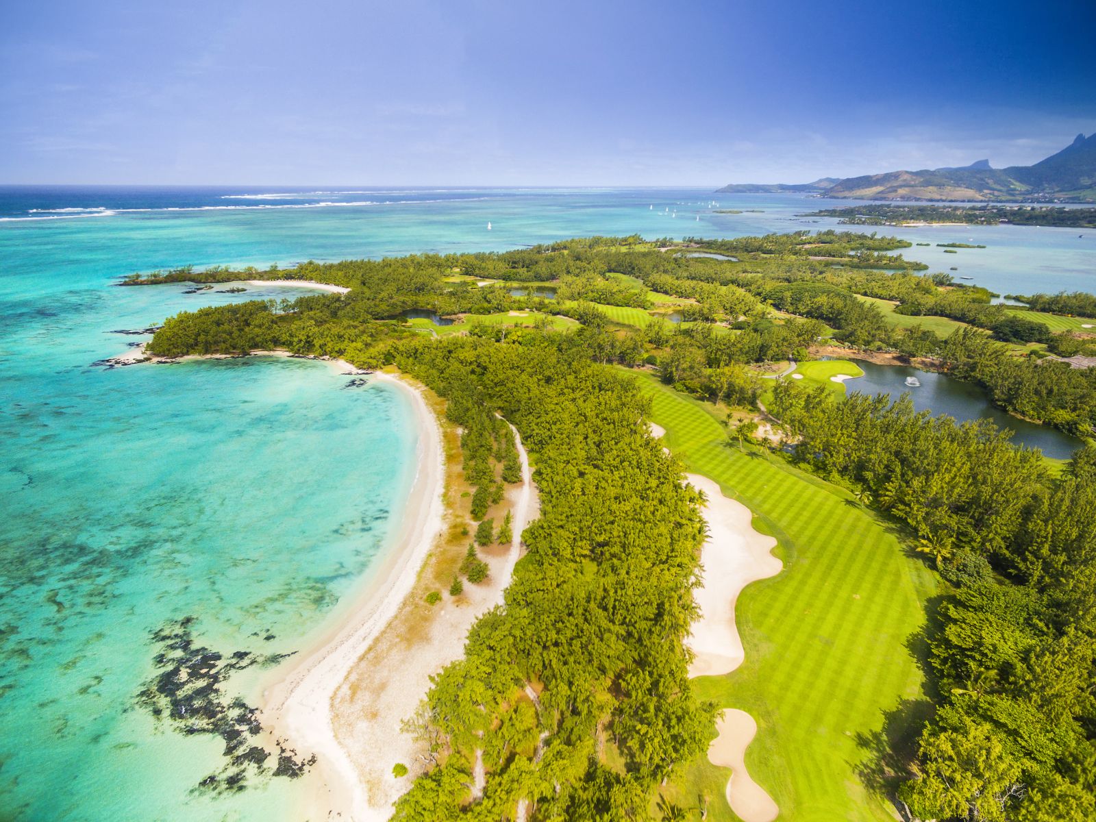 Rondreis Mauritius, Ile aux Cerfs, golfbaan op eiland groen, MTPA