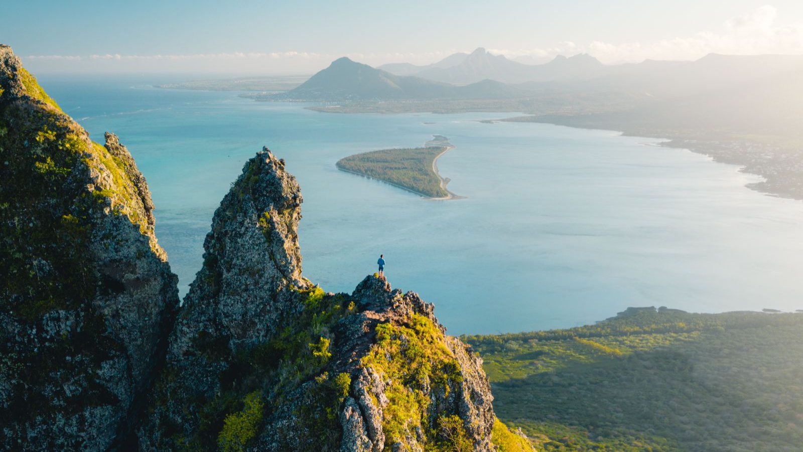 Rondreis Mauritius, Le Morne, hiker aan de top van de berg, MTPA