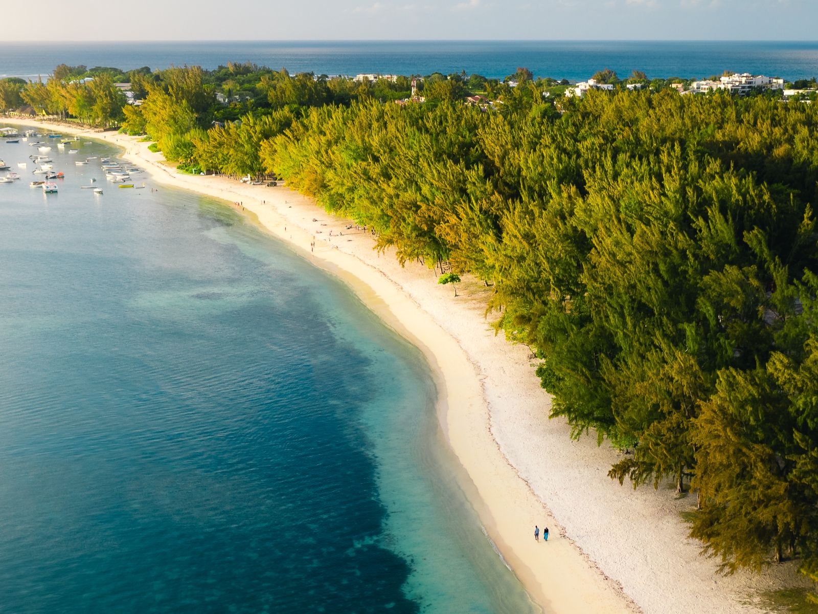 Rondreis Mauritius, Mont Choisy Beach, strand met blauw water, MTPA