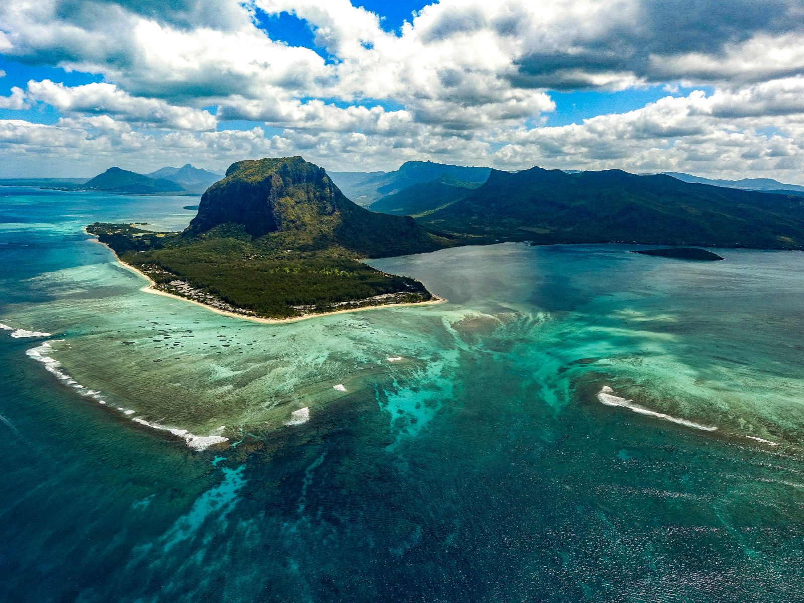 Rondreis Mauritius, Westkust, Le Morne, onderwater waterval