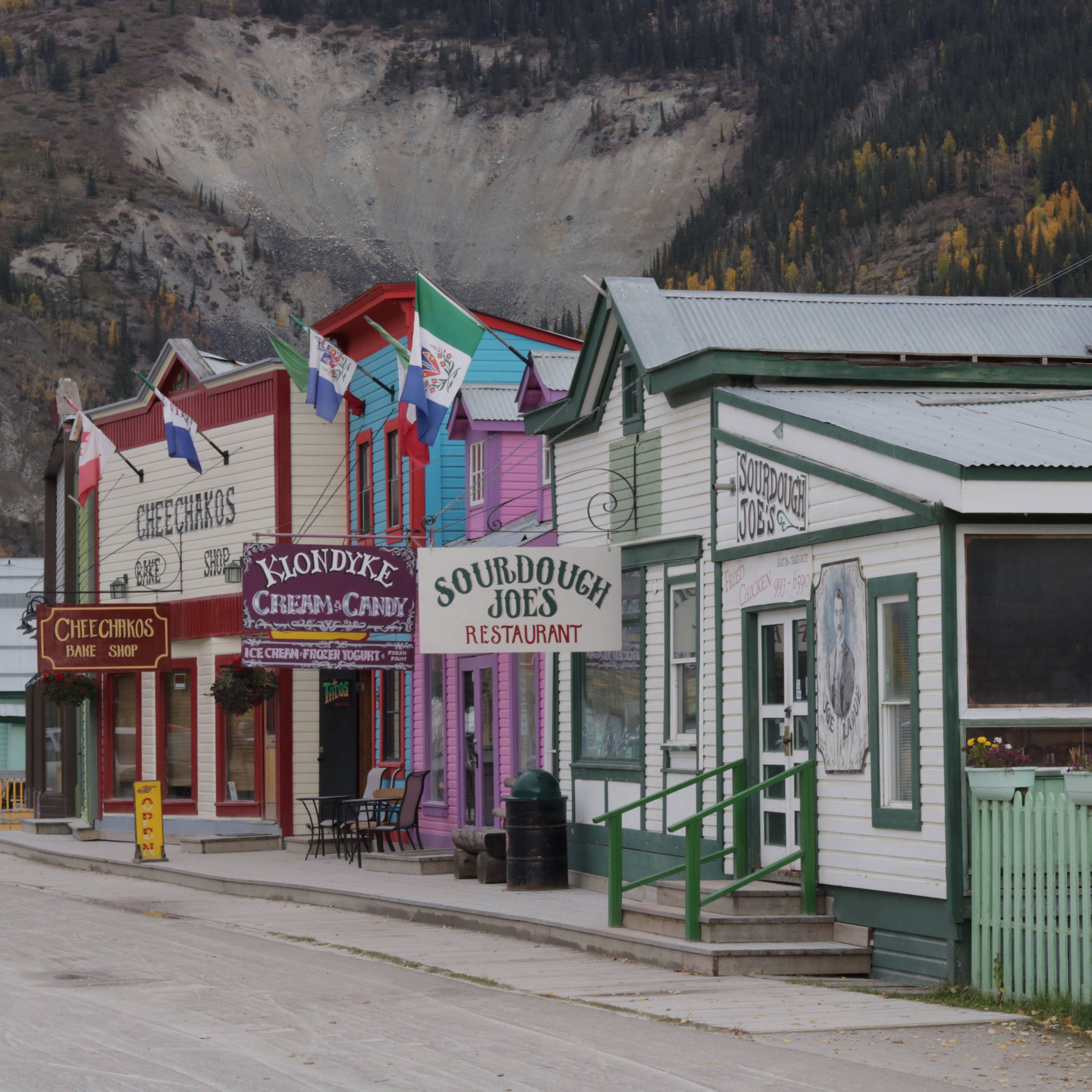 Rondreis-Yukon-Dawson-City-gekleurde-houten-gebouwen