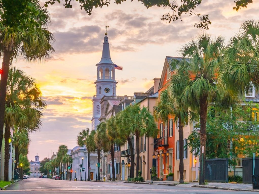 Rondreis Amerika, Deep South, Charleston, straat met kerk bij zonsondergang