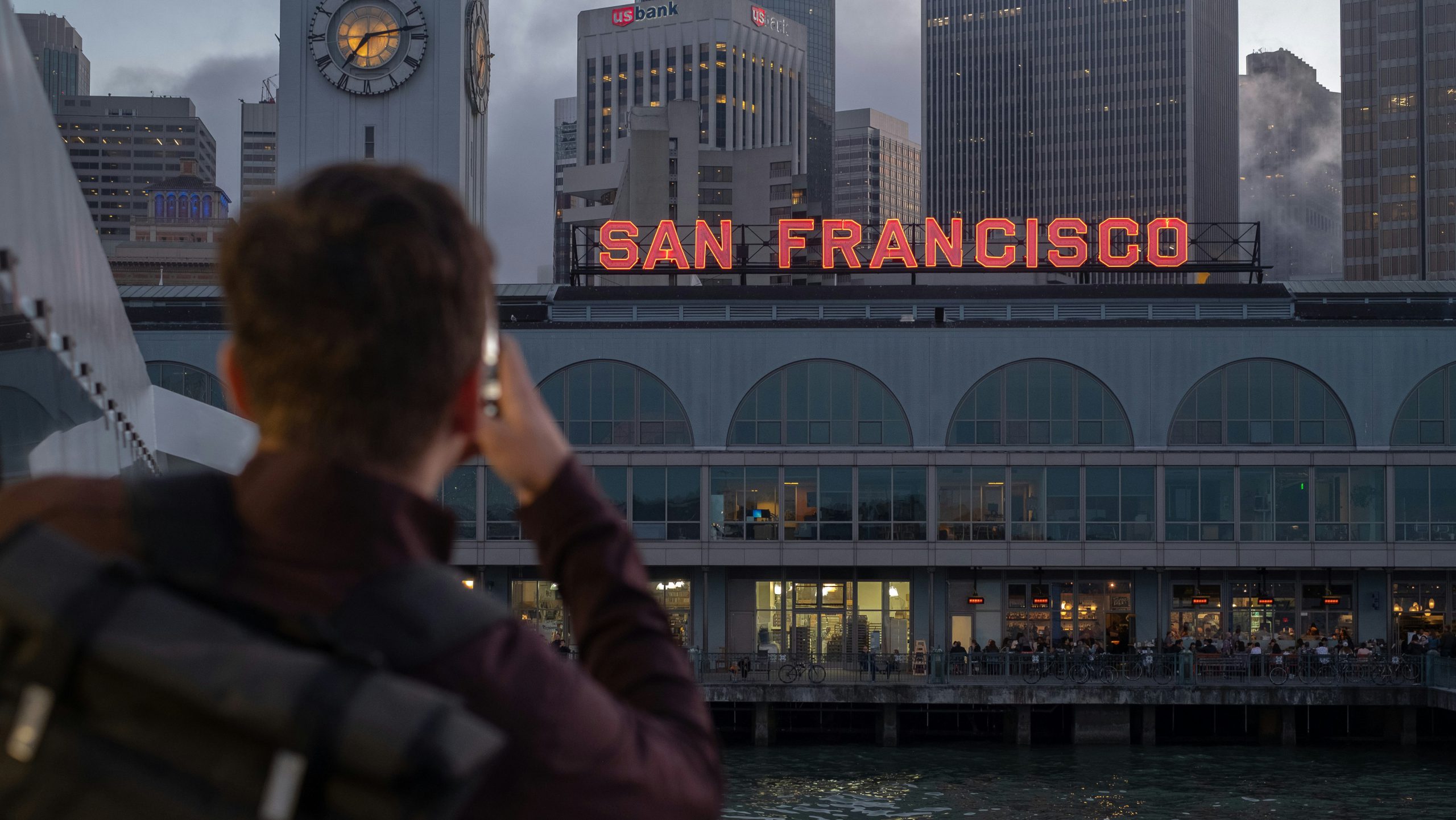 Rondreis Amerika, San Francisco, toerist fotografeert gebouw in de stad