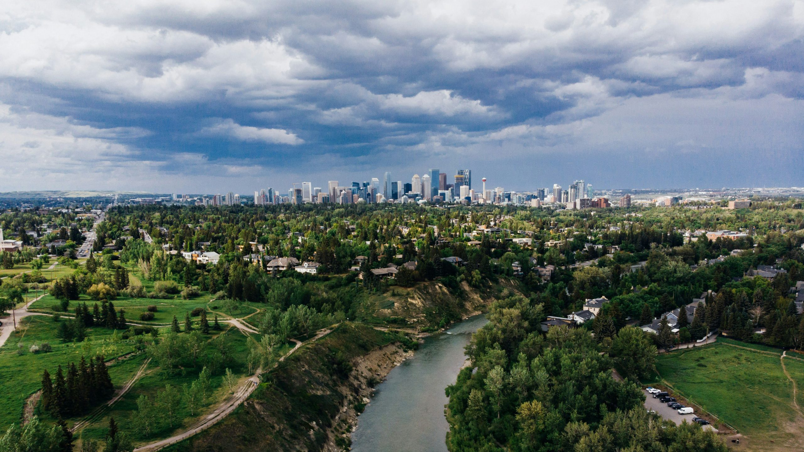 Rondreis Canada, Calgary Canada, stad met rivier en bomen
