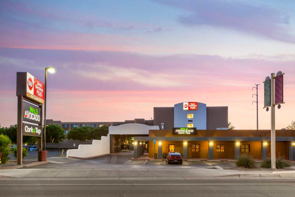 Rondreis Amerika, Albuquerque, Best Western Plus Rio Grande Inn, buitenaanzicht in de avond
