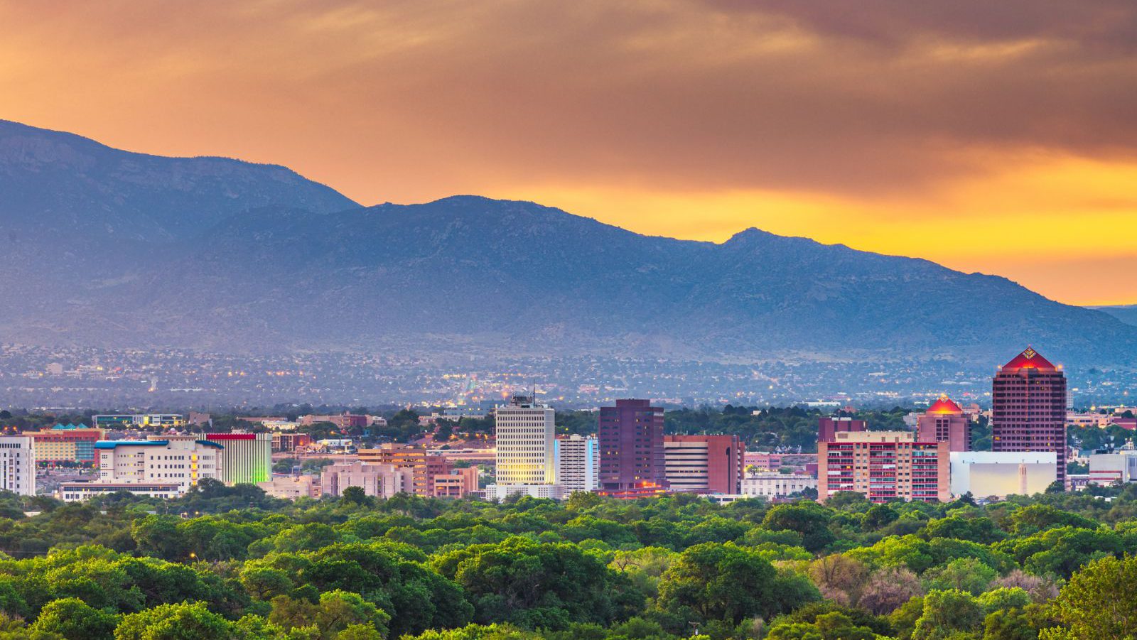 Rondreis Amerika, Albuquerque, New Mexico, Skyline Met Bergen Op Achtergrond