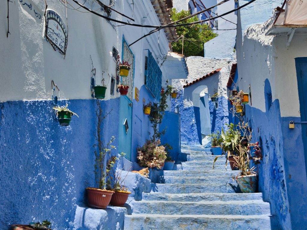Rondreis Marokko, Chefchaouen, blauwe trap tussen huizen door