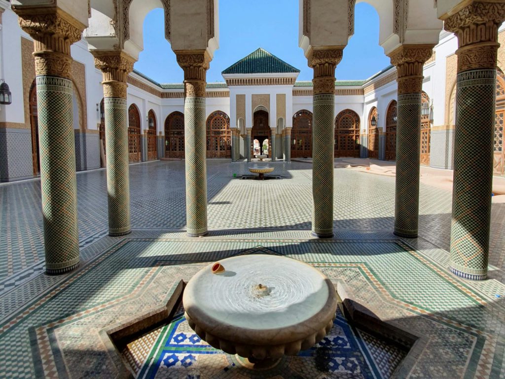 Rondreis Marokko, Meknes, Binnenplaats met fonteintje en pilaren