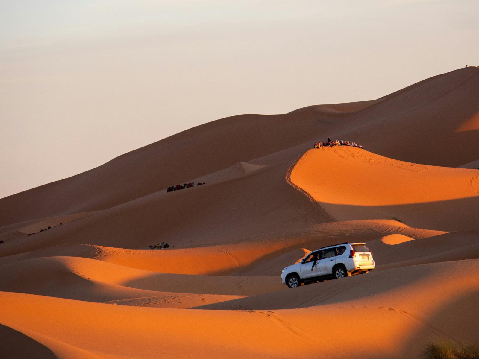Rondreis Marokko, Merzouga, auto in de woestijn