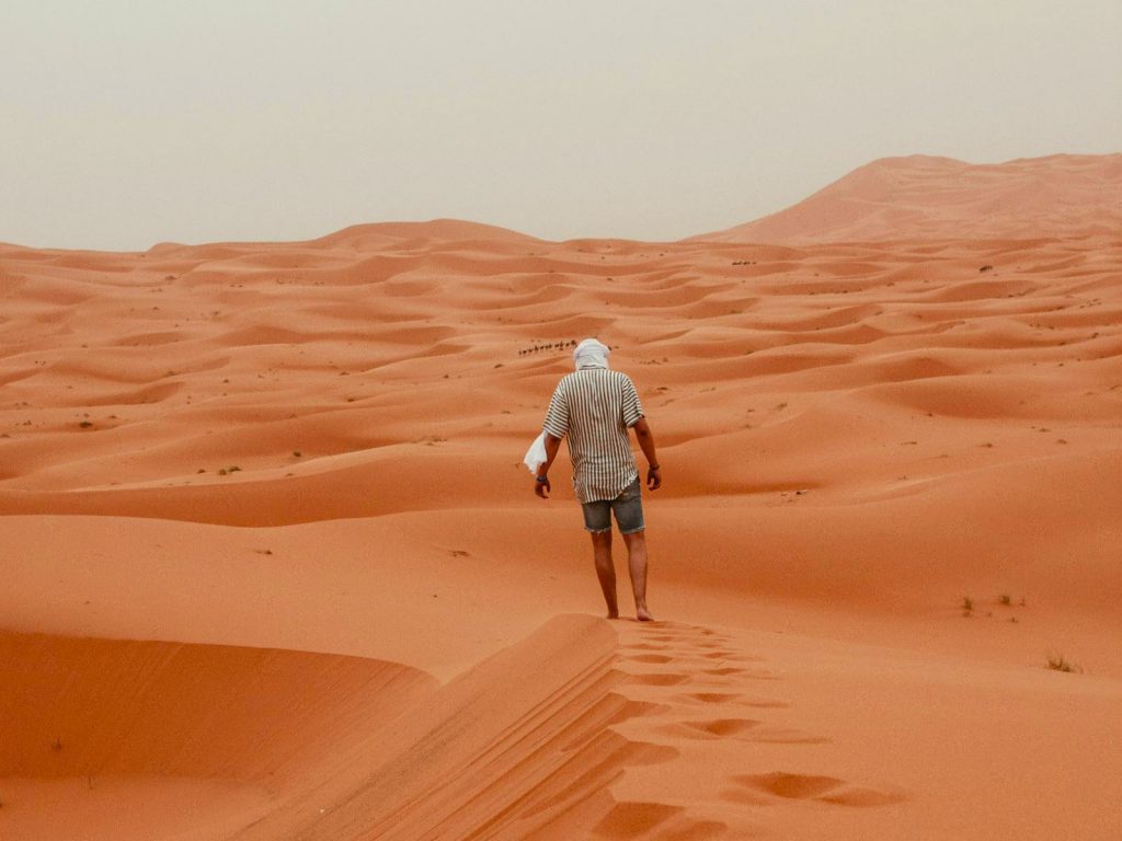 Rondreis Marokko, Merzouga, man in de woestijn