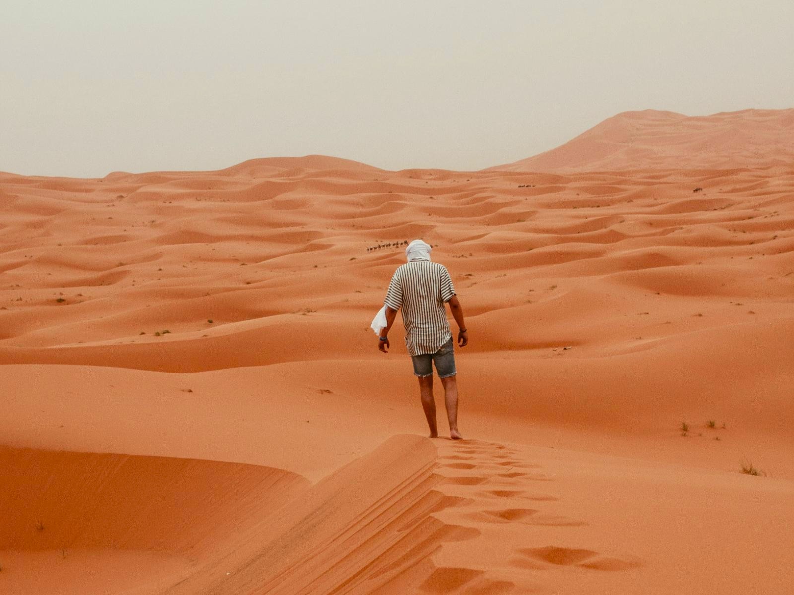 Rondreis Marokko, Merzouga, man in de woestijn