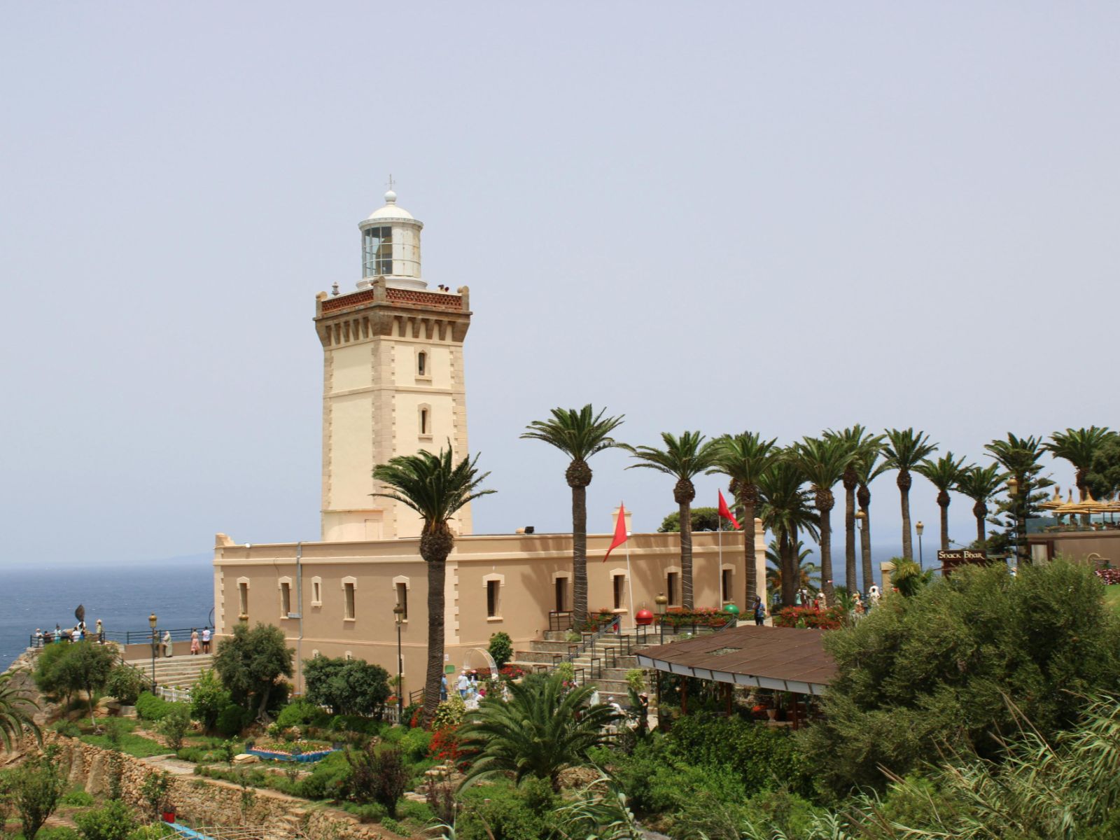 Rondreis Marokko, Tanger, toren en palmbomen