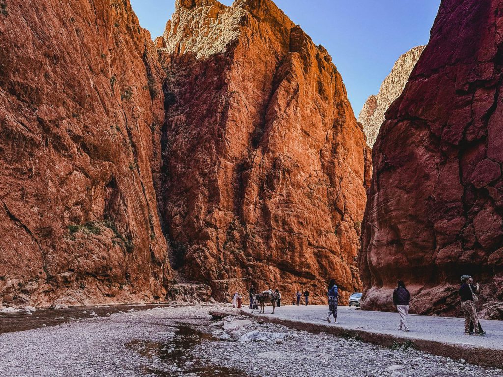 Rondreis Marokko, Todra Gorge, Weg met mensen tussen klif