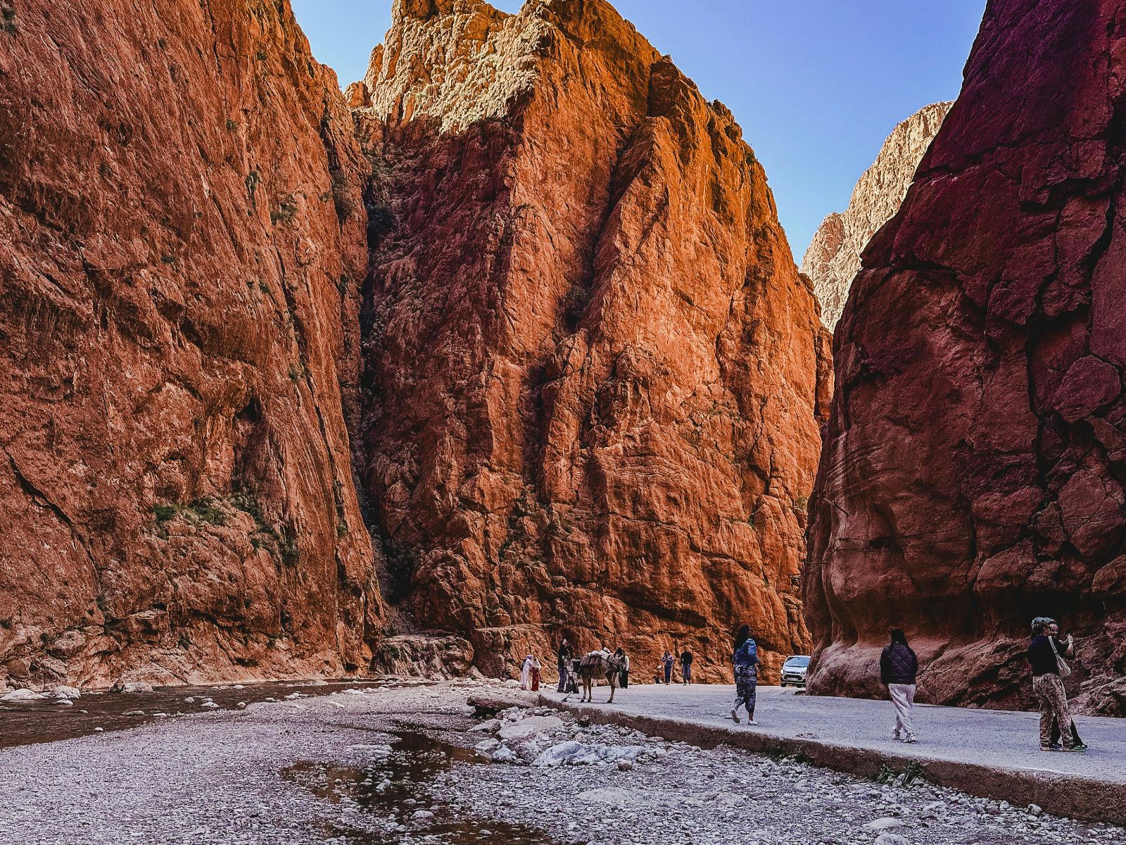 Rondreis Marokko, Todra Gorge, Weg met mensen tussen klif