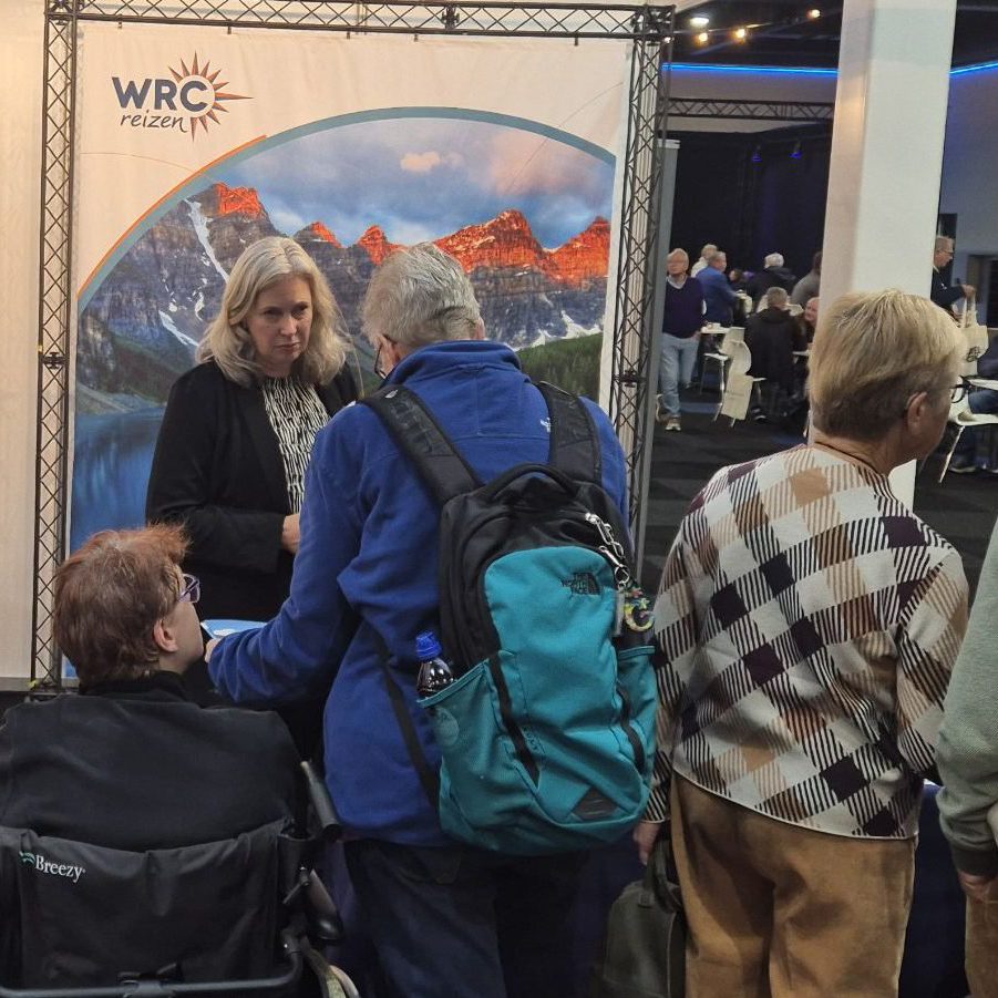 Collegas-Maudy-en-Mirja-bij-WRC-Reizen-bij-het-Verre-Reizen-Event