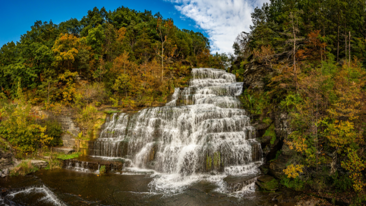 Hector Falls in de herfst in het Finger Lakes regio in New York