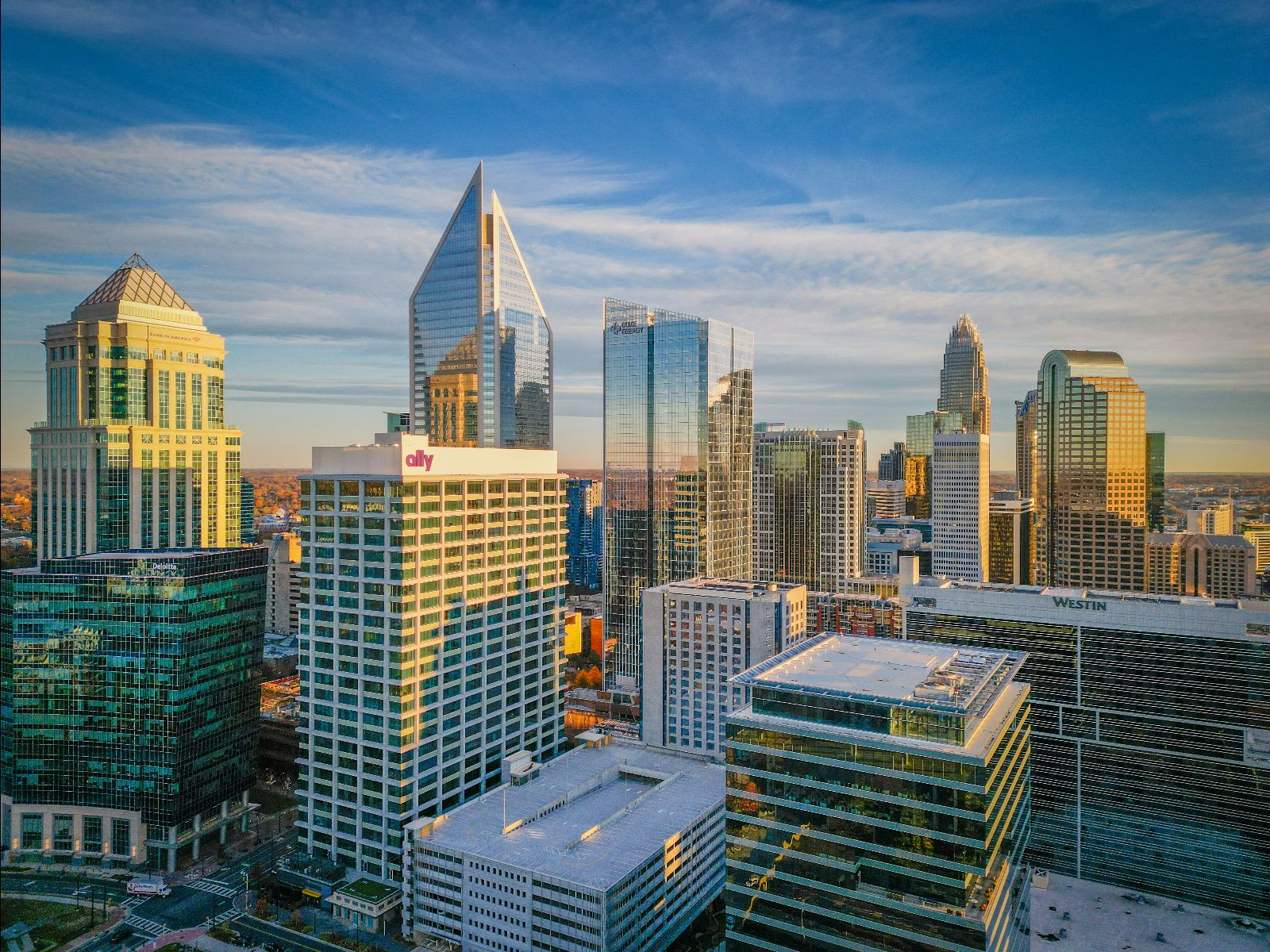 Rondreis Amerika, Deep South & Texas, Charlotte, zonsopkomst gloed tegen gebouwen
