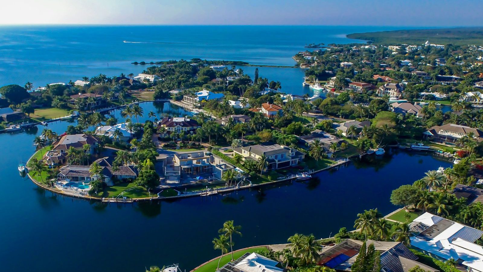 Rondreis Amerika, Key Largo, Bovenzicht van wijk tussen water