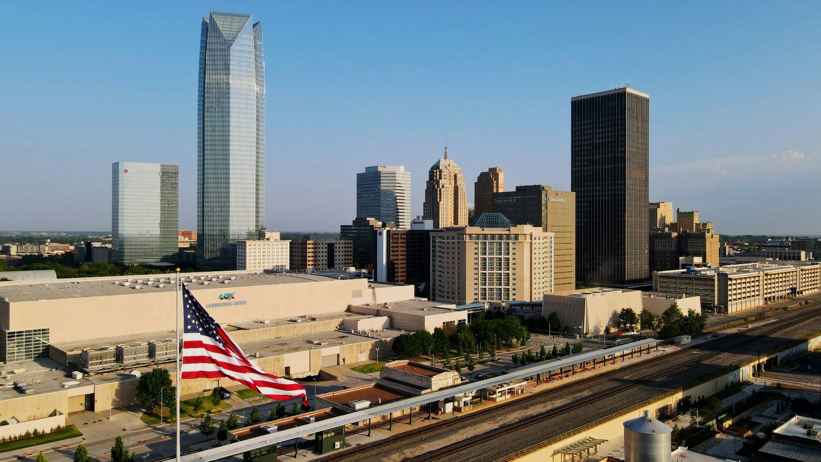 Rondreis Amerika, Oklahoma City, Gebouwen Met Amerikaanse Vlag