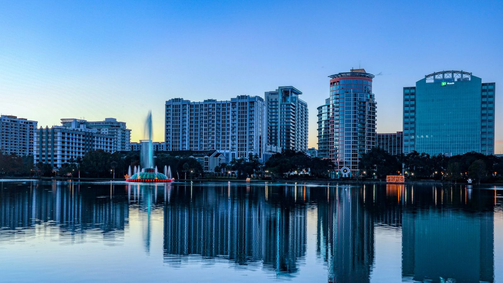 Rondreis Amerika, Orlando, Lake Eola Park met stad