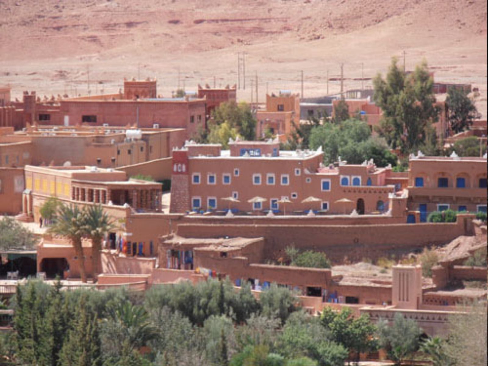 Rondreis Marokko, Aït Ben Haddou, Dar Mouna, hotel buitenaanzicht luchtfoto