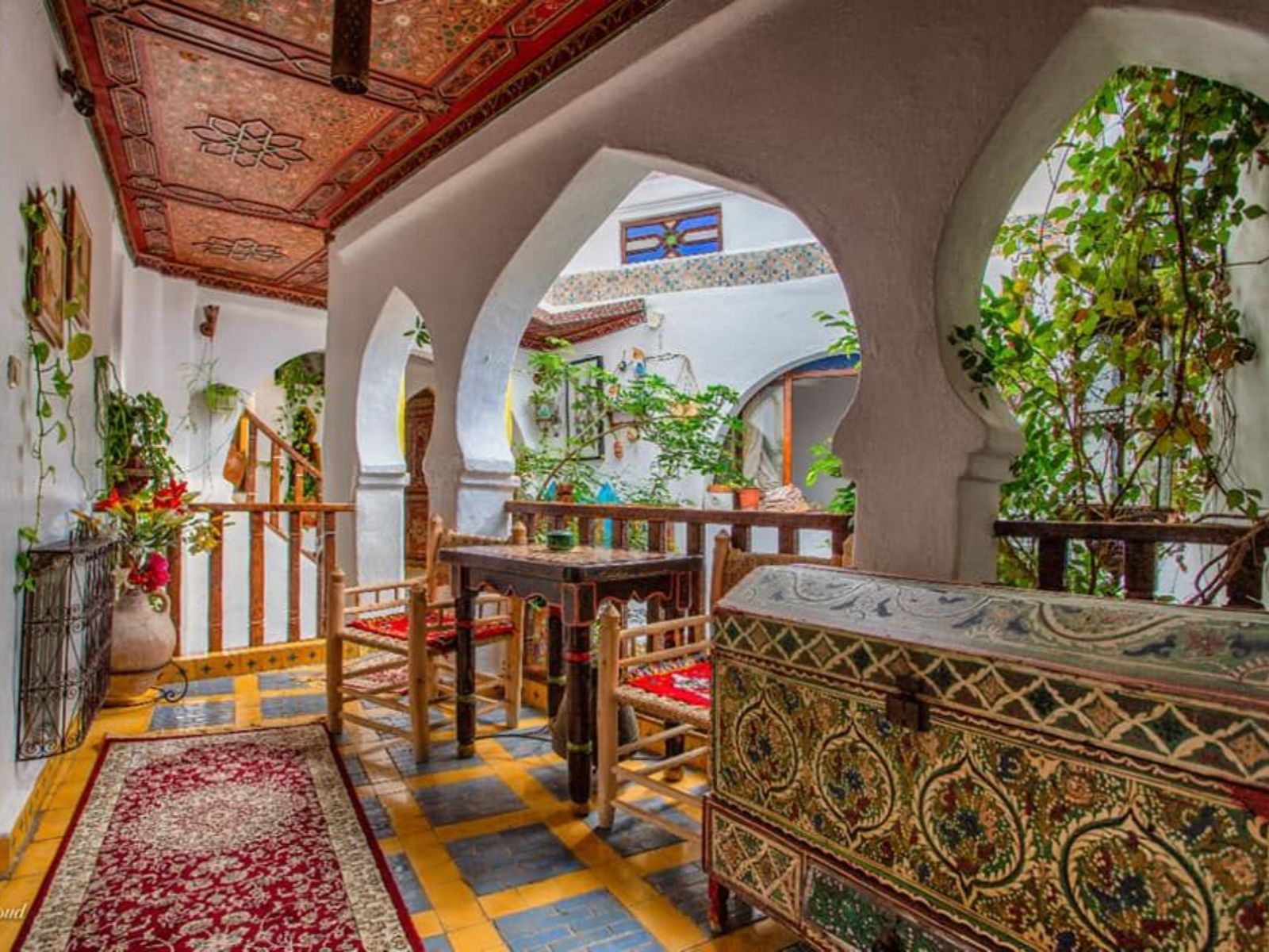 Rondreis Marokko, Chefchaouen, Dar Meziana, zitgedeelte in het hotel met authentieke sfeer spullen