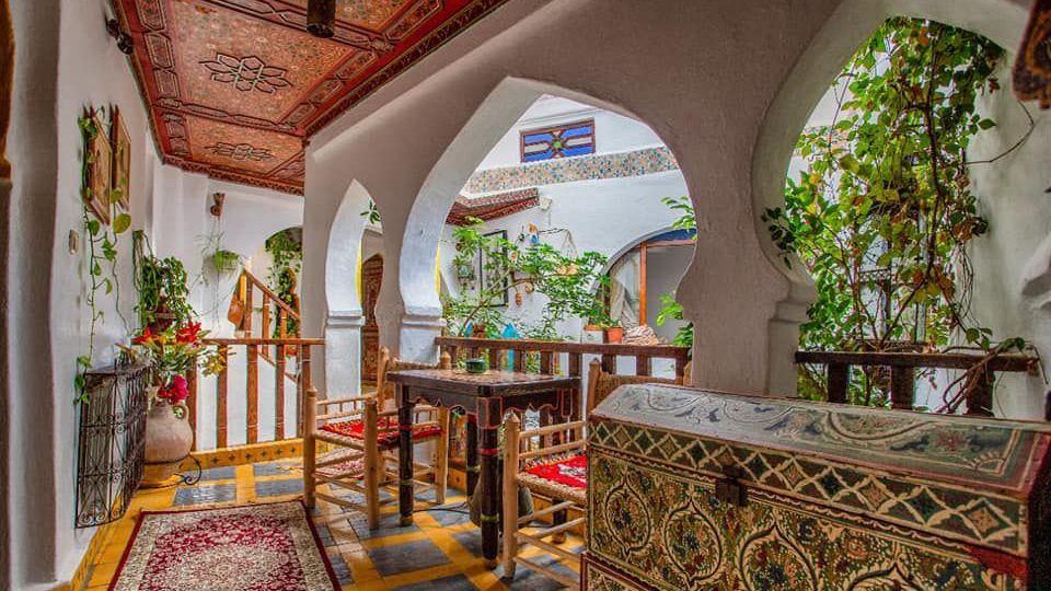 Rondreis-Marokko-Chefchaouen-Dar-Meziana-binnenplaats-met-authentieke-sfeer-spullen