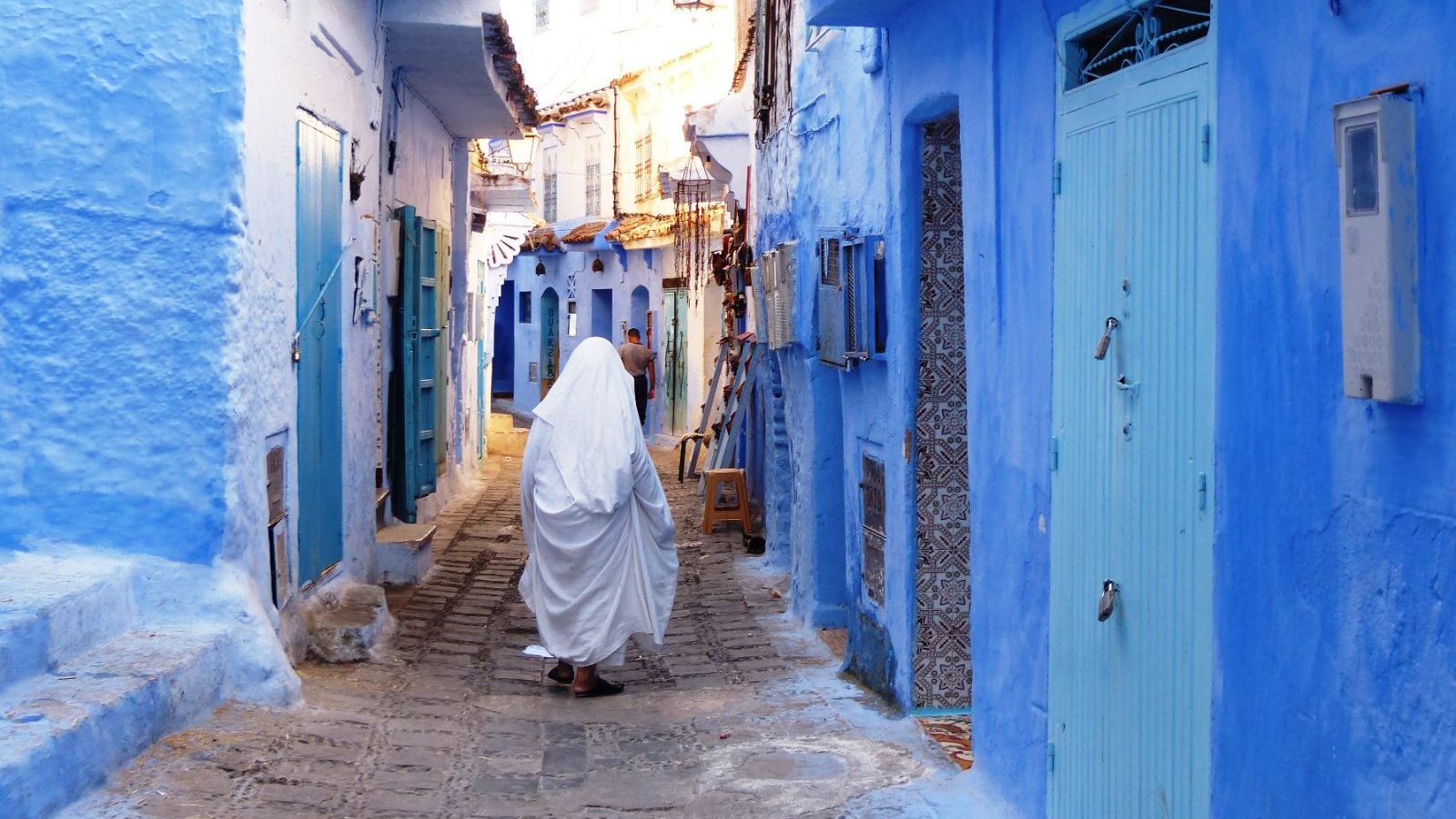 Rondreis-Marokko-Chefchaouen-iemand-in-de-straat