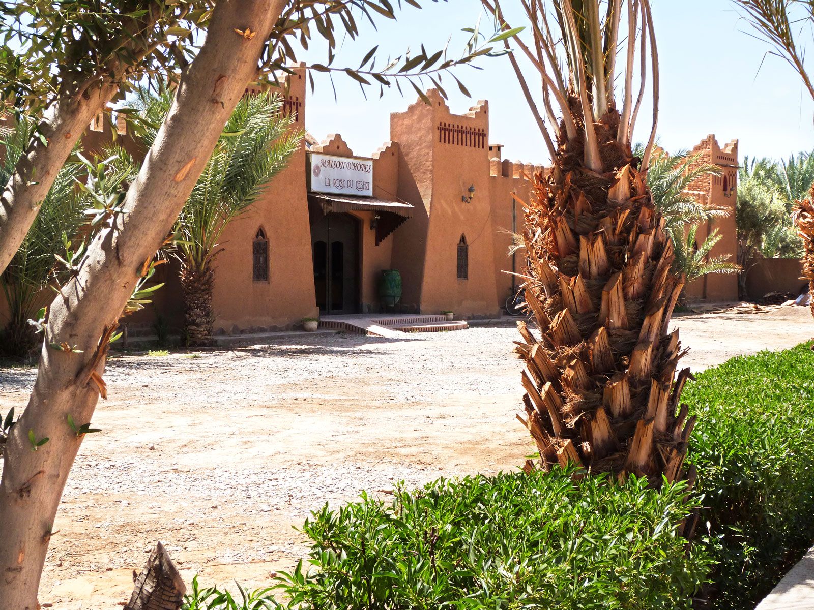 Rondreis Marokko, Erfoud, La Rose du Desert, voorkant van het hotel