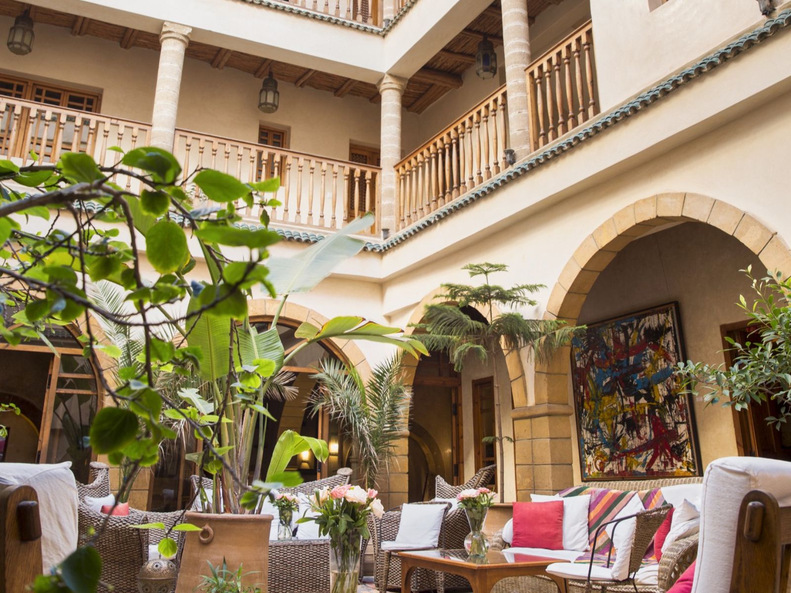 Rondreis Marokko, Essaouira, Riad Chbanete, zitgedeelte binnenplaats hotel