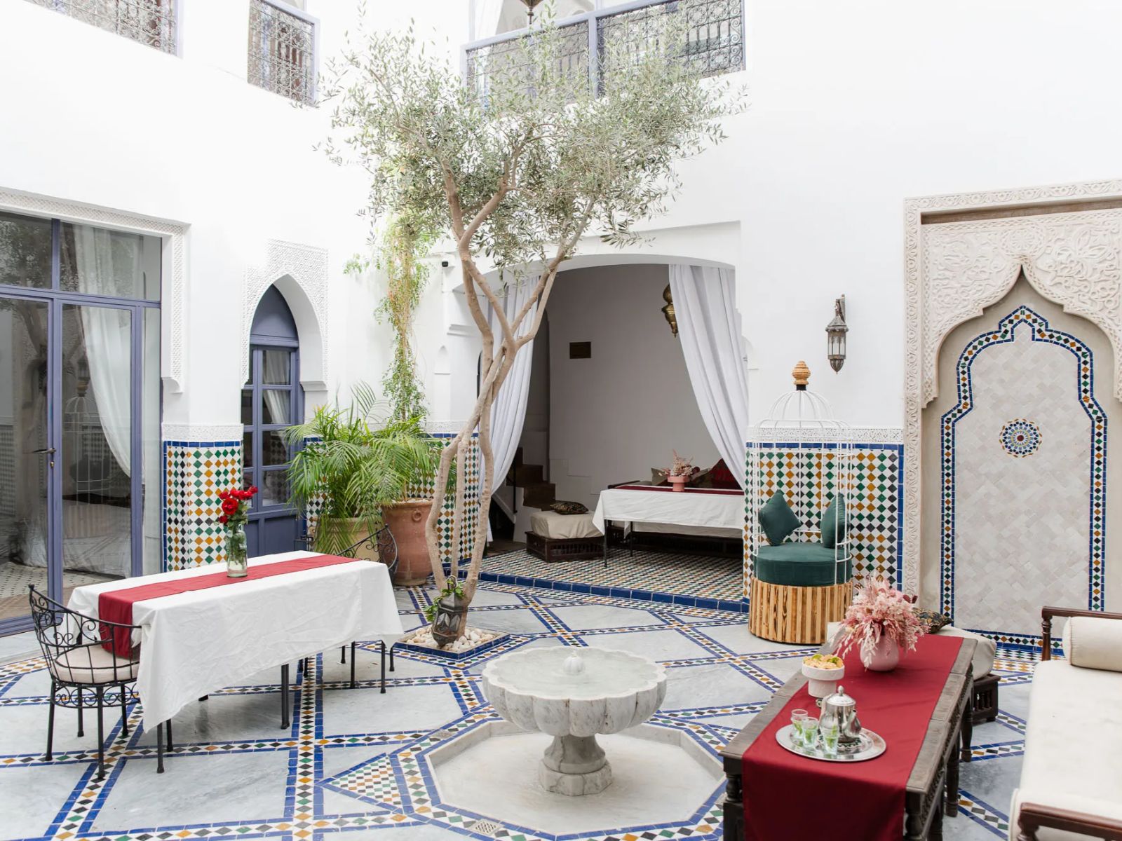 Rondreis Marokko, Marrakech, Riad Twilight, zijaanzicht zitgedeelte patio