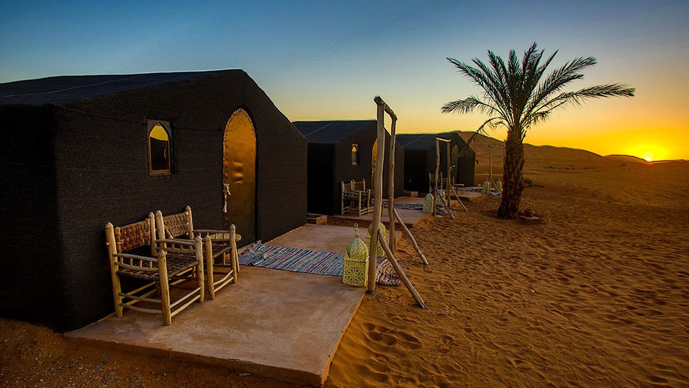 Rondreis-Marokko-Merzouga-Riad-Madu-Delux-Camp-zijaanzicht-buitenkant-van-de-tenten