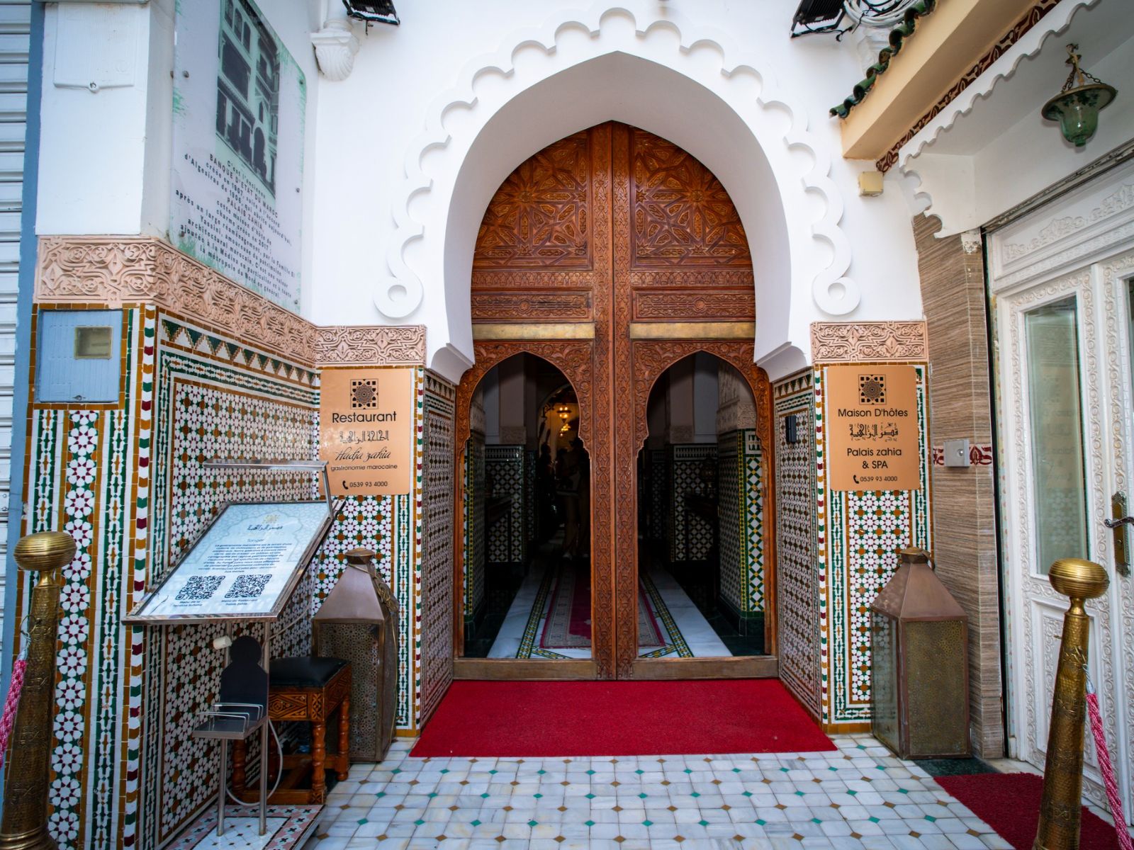 Rondreis Marokko, Tanger, Palais Zahia Hotel & Spa, ingang hotel met naambordjes