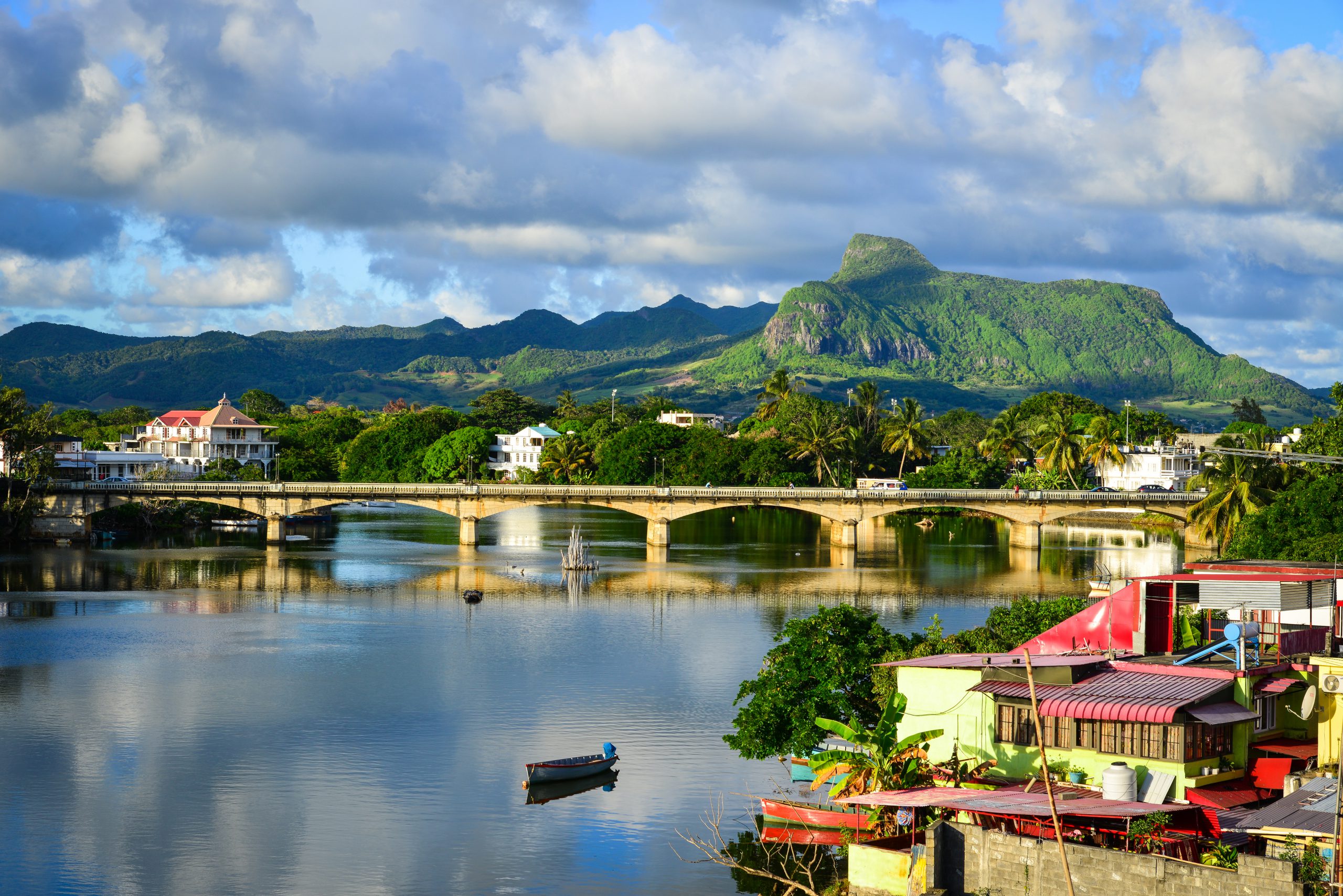 Rondreis Mauritius, Oostkust Mauritius, brug in Mahebourg, iStock