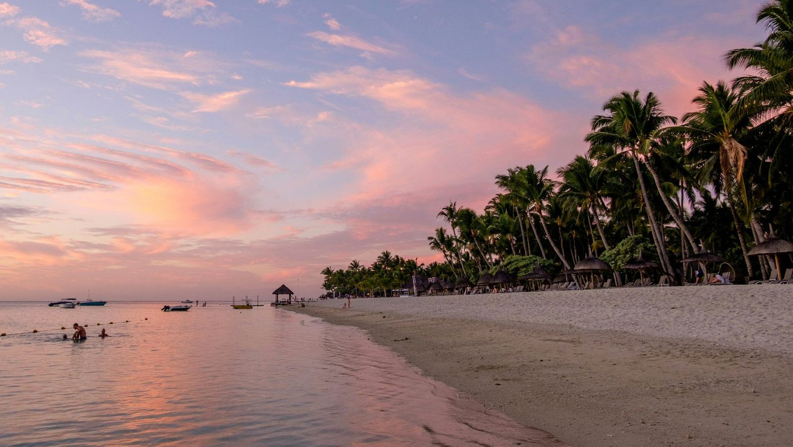 Rondreis Mauritius, Westkust, Flic en Flac, zonsondergang op het strand
