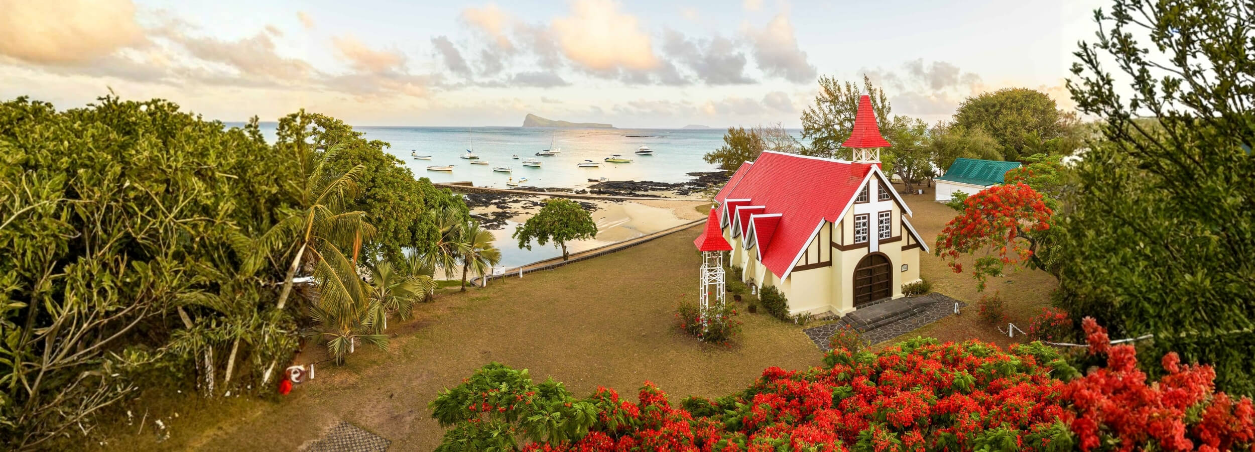 Rondreis Mauritus, Noord-kust, Cap Malheureux, Kerk met uitzicht over zee