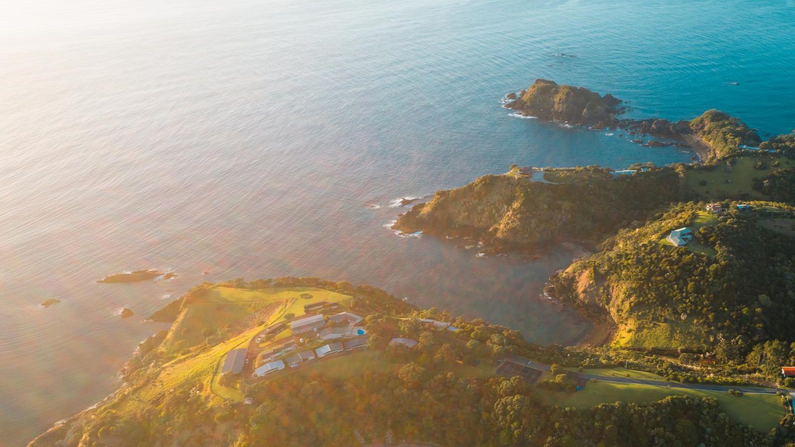 Rondreis-Nieuw-Zeeland-Tutukaka-Dagcruise-bij-Poor-Knights-Islands-eilanden-van-boven