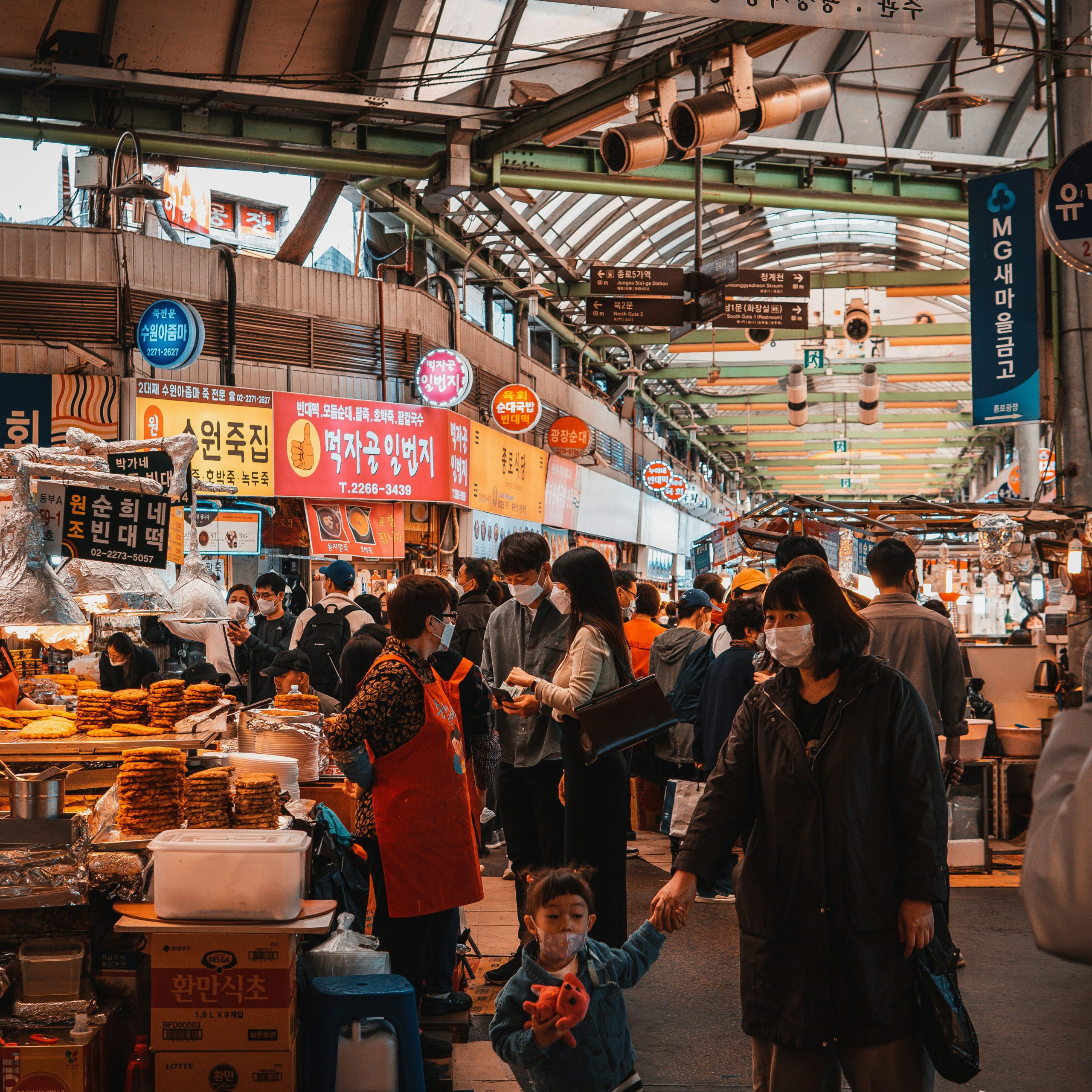 Rondreis-Zuid-Korea-Seoul-Gwangjang-market-kraampjes-met-mensen