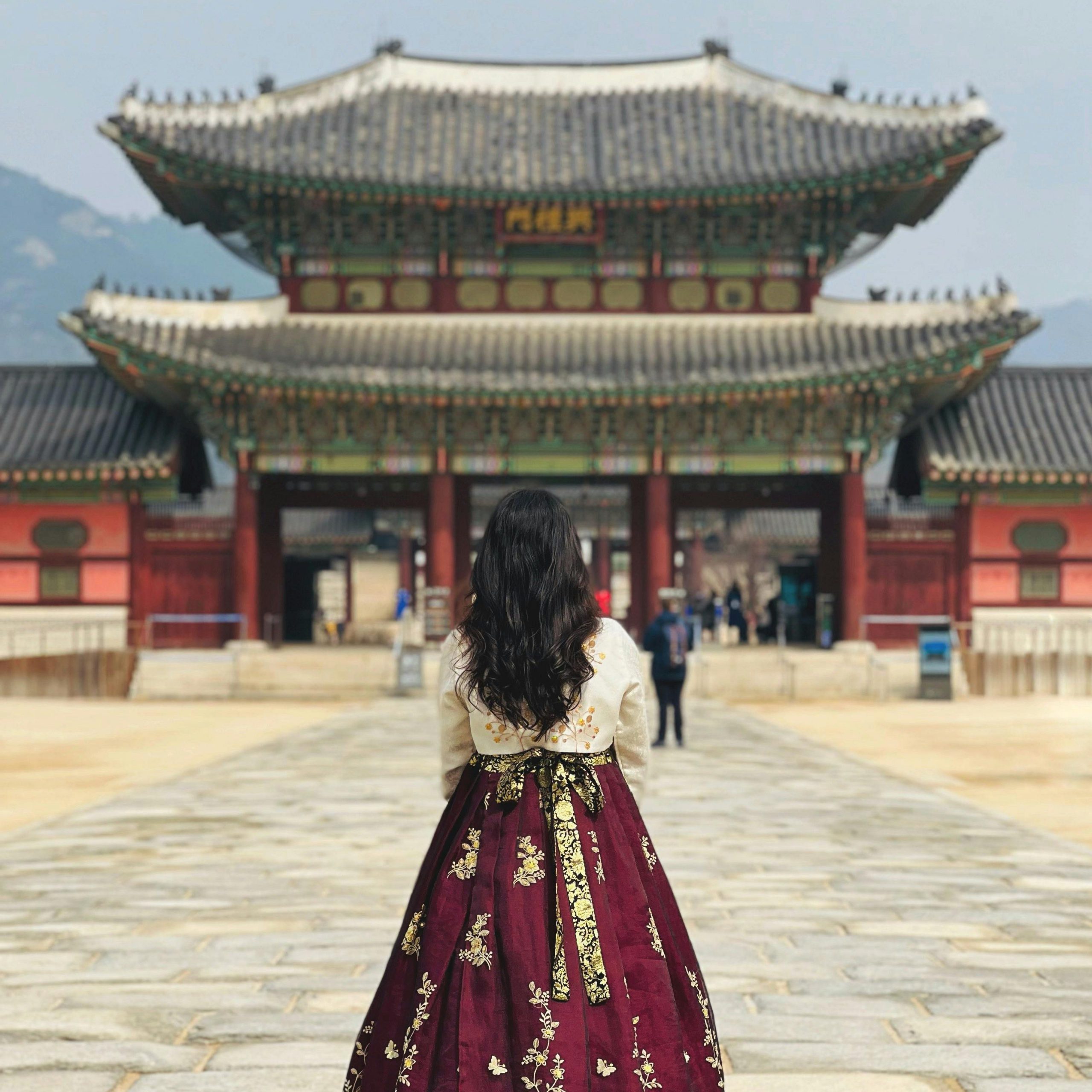 Rondreis-Zuid-Korea-Seoul-Gyeongbokgung-Palace-met-traditionele-kleding