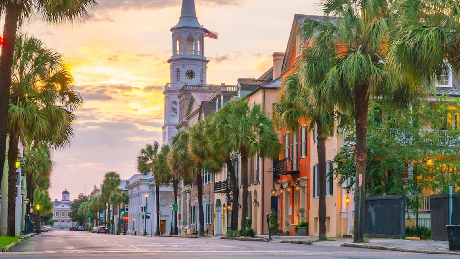 Rondreis Amerika, Deep South, Charleston, straat met kerk bij zonsondergang