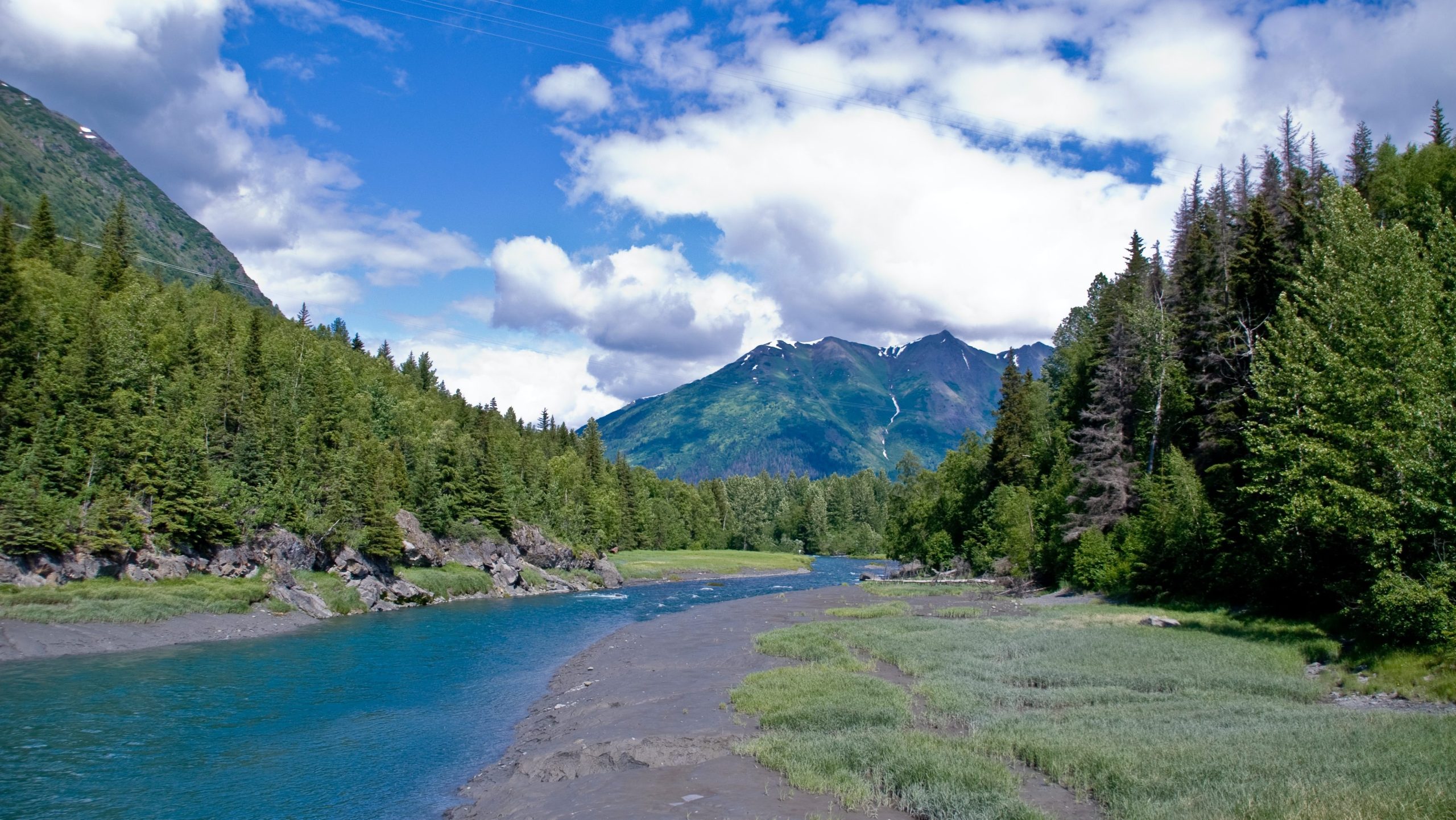 Rondreis Amerika, Alaska, Anchorage, bossen en rivier rondom Anchorage