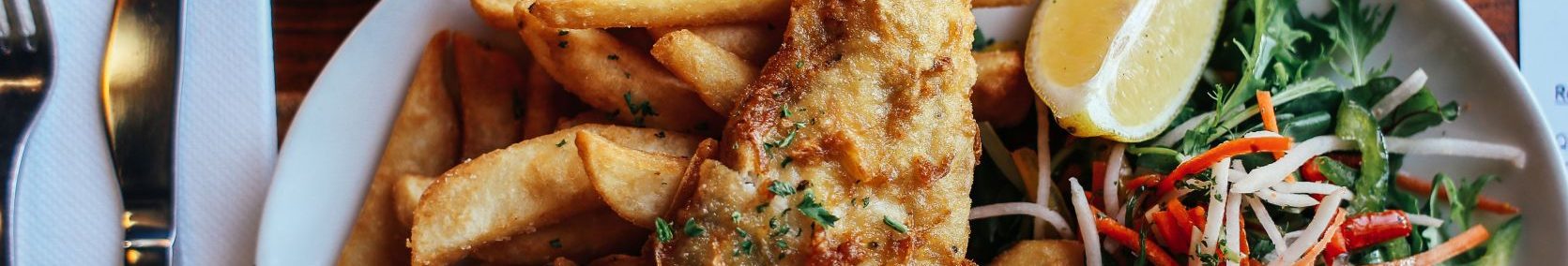 Typisch Australische gerechten, fish and chips met salade banner
