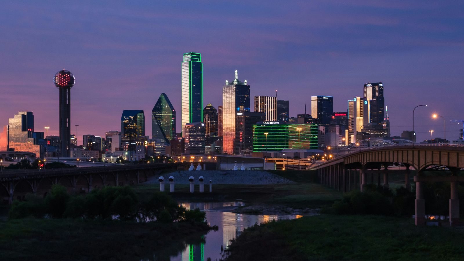 Rondreis Amerika, Deep South & Texas, Dallas, skyline vanaf de rivier