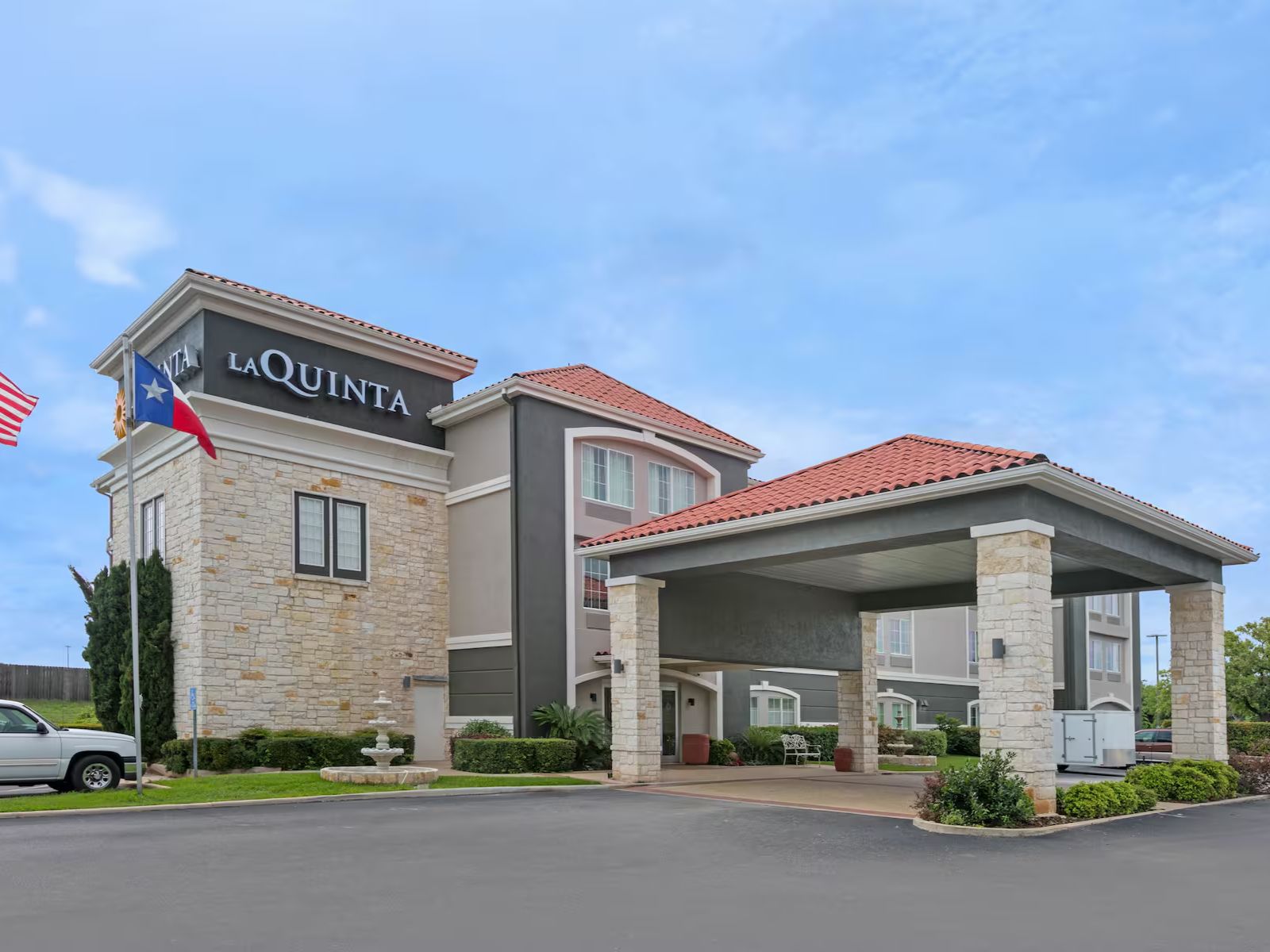 Rondreis Amerika, Fredericksburg, La Quinta Inn & Suites by Wyndham Fredericksburg, vooraanzicht accommodatie