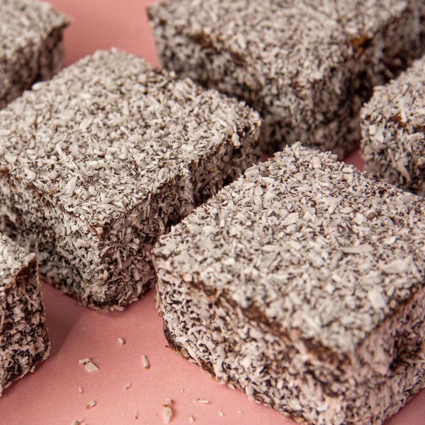 Rondreis-Australie-Australische-gerechten-lamington-cake-met-chocola-en-kokos