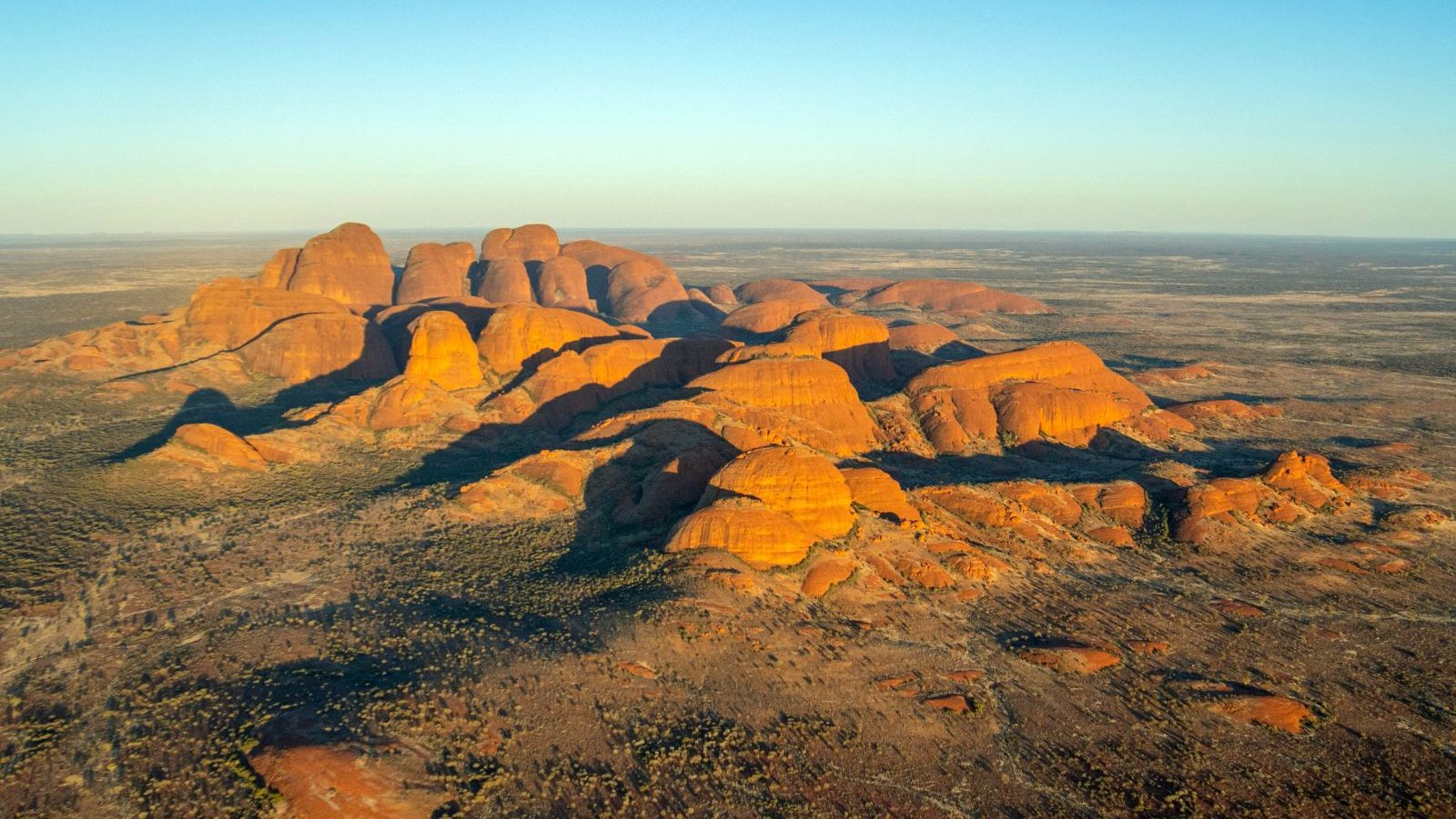 Rondreis Australie, Ayers Rock, Excursie Zonsopkomst Uluru & Kata Tjuta, Bovenaanzicht Kata Tjuta in gele kleur