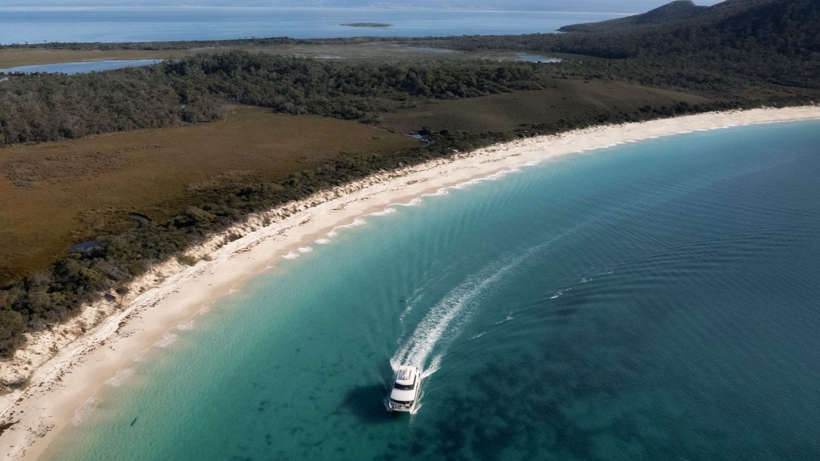 Rondreis Australië, Coles Bay & Freycinet National Park, Excursie Cruise naar Wineglass Bay, boot in Wineglass Bay, Tourism Aust