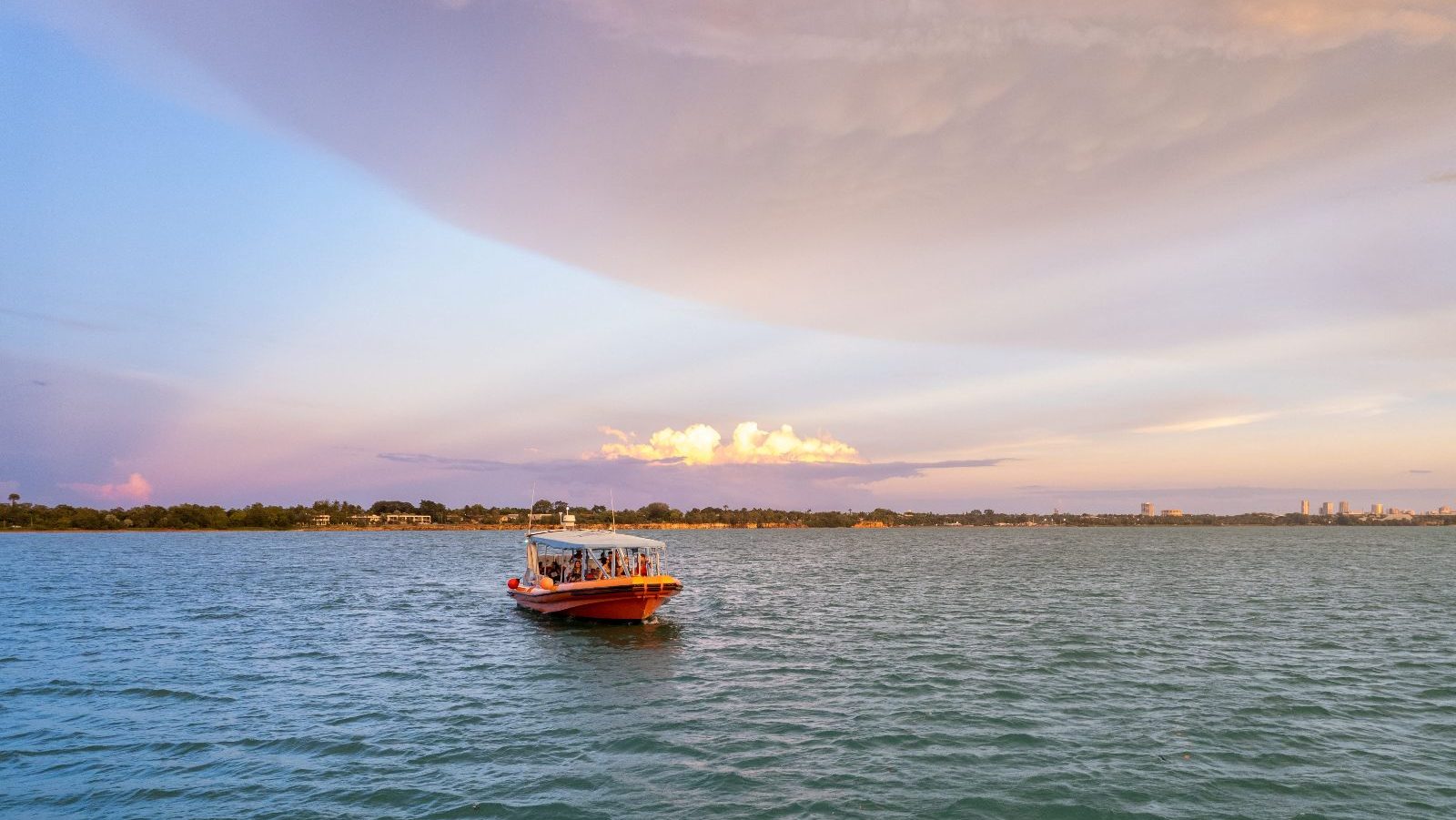Rondreis Australië, Darwin, Excursie Zonsondergang Cruise Darwin, Boot op het water, Tourism Australia Asset Hub