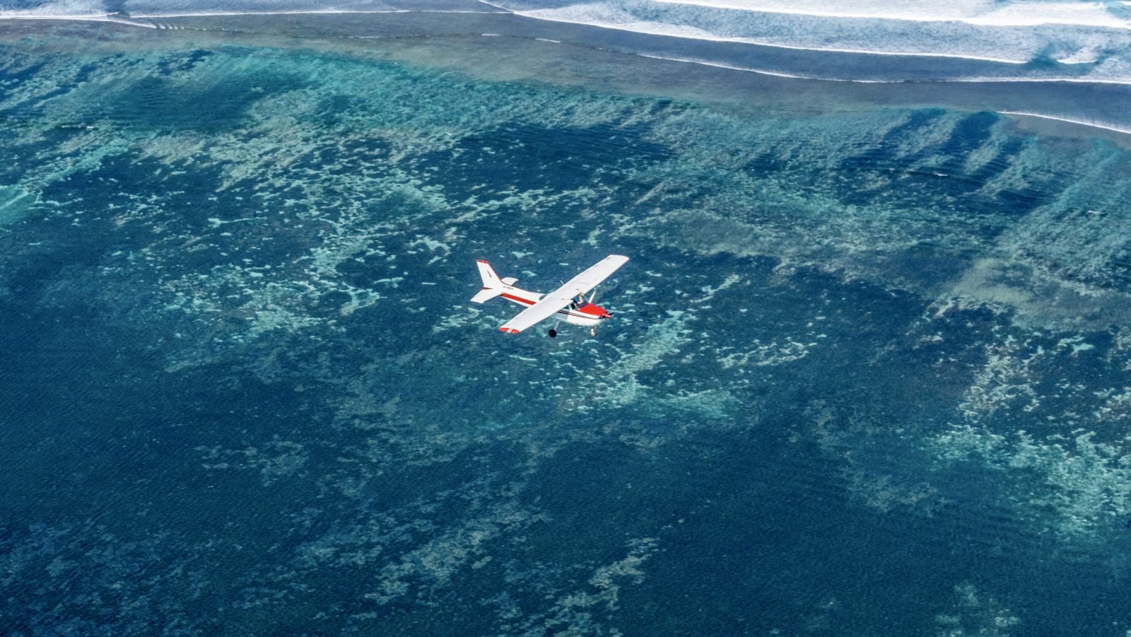 Rondreis Australië, Geraldton & Kalbarri, Excursie Abrolhos Eilanden Tour, vliegtuig boven water, Tourism Australia Asset Hub